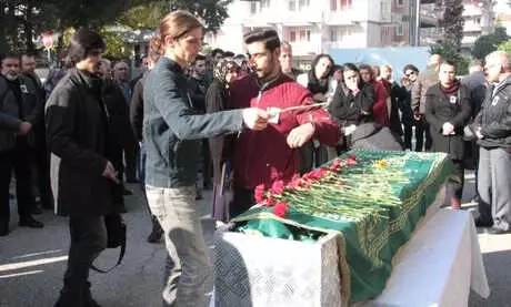 Tübitak Ödüllü Öğretim Görevlisine Gözyaşlarıyla Veda Tübitak Ödüllü Öğretim Görevlisine Gözyaşlarıyla Veda