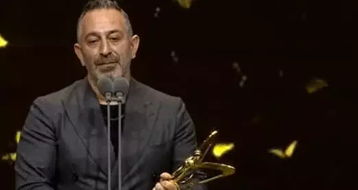 45. Altın Kelebek Ödülleri Töreninde Ödül Alan Cem Yılmaz’dan Defne Samyeli Jesti!