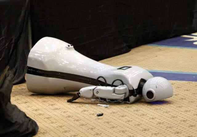 Antalya Sahneden Düşen İnsansı Robot Mini Ada, Parçalandı