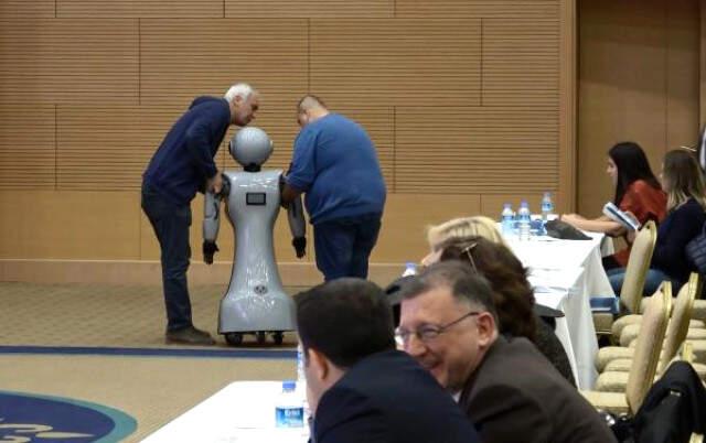 Antalya Sahneden Düşen İnsansı Robot Mini Ada, Parçalandı