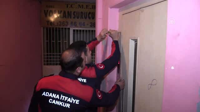 Asansörde Kalan Vatandaş, Çekirdek Çitleyerek Kurtulmayı Bekledi