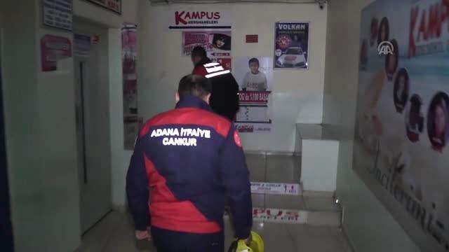 Asansörde Kalan Vatandaş, Çekirdek Çitleyerek Kurtulmayı Bekledi