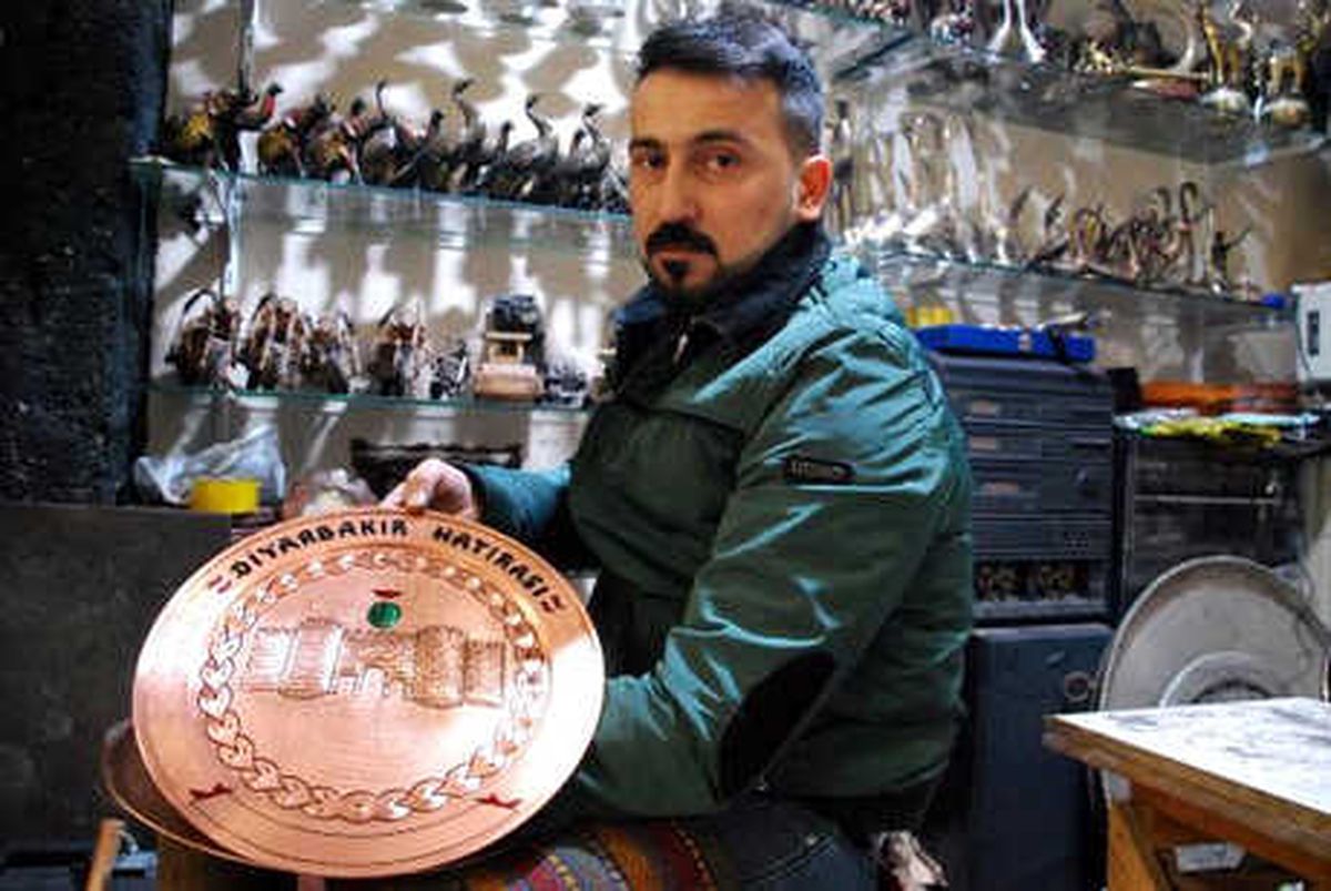 Diyarbakır'ın Tarihi Mekanlarını Bakır Levhalara İşliyor
