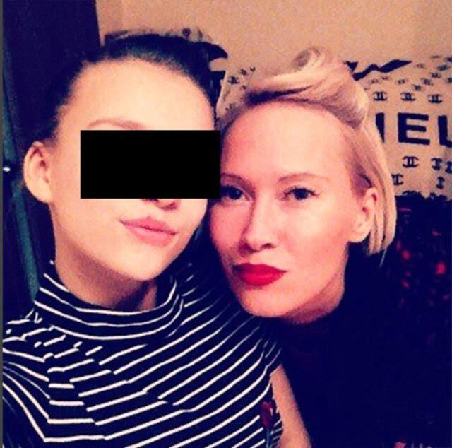 Eski Güzellik Kraliçesi 13 Yaşındaki Kızının Bekaretini İnternette Satışa Çıkardı