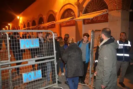 Festival İptal Edilince, Hatıra Fotoğrafı Çekildiler Festival İptal Edilince, Hatıra Fotoğrafı Çekildiler