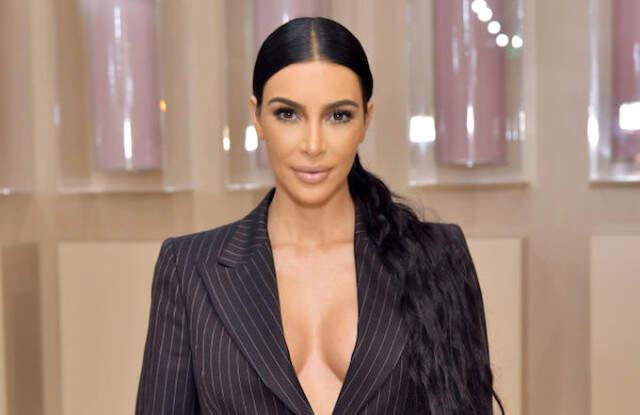 Kim Kardashian, Paylaştığı Fotoğrafta Çıkardığı İç Çamaşırını ve Çorabını Unutunca Olay Yarattı