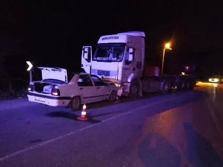 Tır'la Çarpışan Otomobil Sürücüsü Ağır Yaralandı