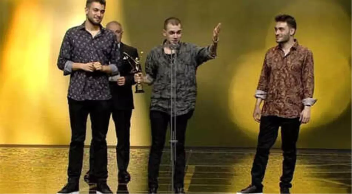 Altın Kelebek'te 'En İyi Çıkış Yapan' Ödülü'nü Rapçi Ezhel, Aldı
