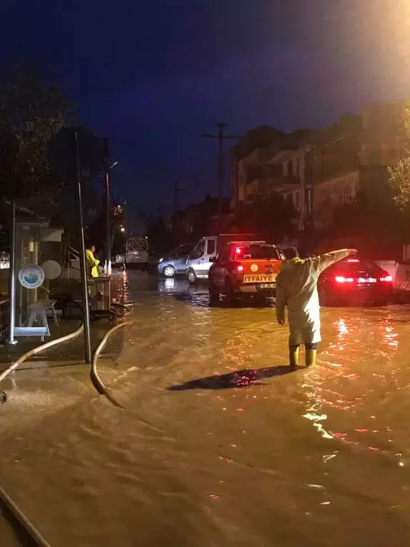 Balıkesir�de Ev ve İş Yerlerini Su Bastı Haberler