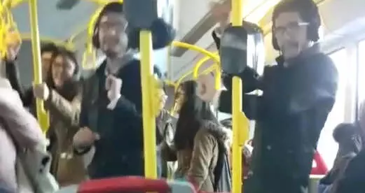 Kulaklıktaki Müziğe Kendini Kaptırıp Dans Eden Genç Adam, Görenleri Kahkahaya Boğdu