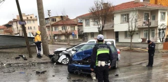 Kütahya'da İki Otomobil Çarpıştı: Muhabir ve 2 Kişi Yaralandı