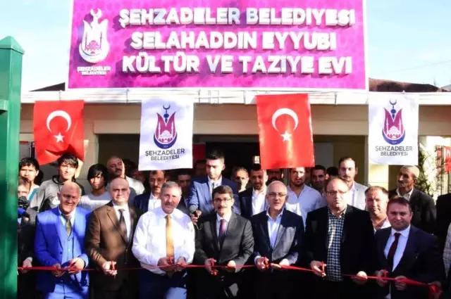 Şehzadeler, Vatandaşların Hüznüne ve Mutluluğuna Ortak Oluyor