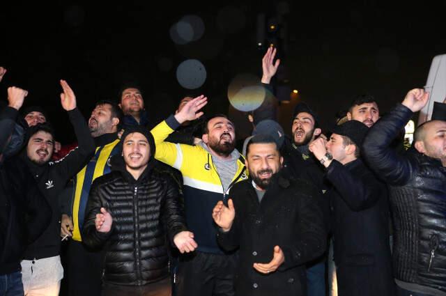 Taraftarlardan Samandıra'da Fenerbahçe Kafilesine Protesto