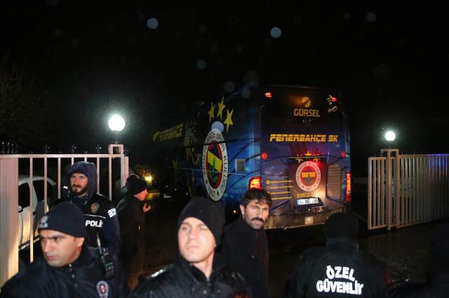 Taraftarlardan Samandıra'da Fenerbahçe Kafilesine Protesto
