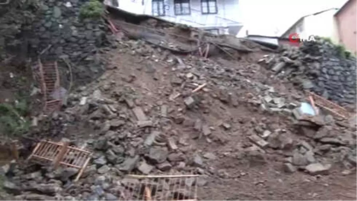 Çöken İstinat Duvarının Altında Kalmaktan Kıl Payı Kurtuldular