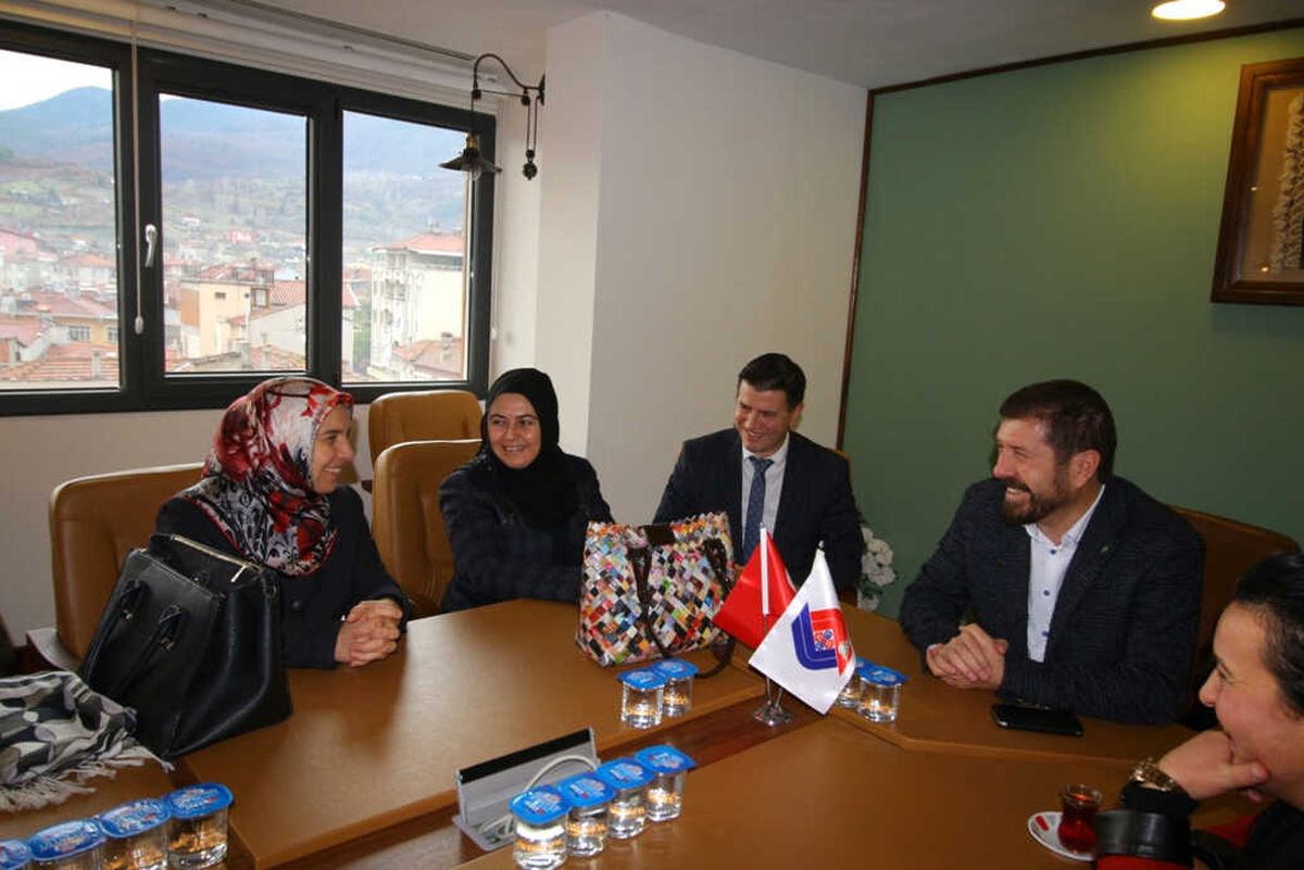 Kula'dan Sındırgı'ya Hanımeli Uzandı