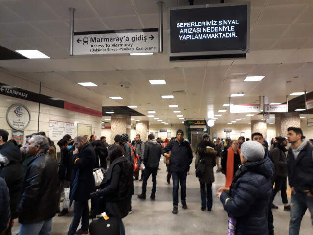 Marmaray seferleri durdu, yolcular geri döndü