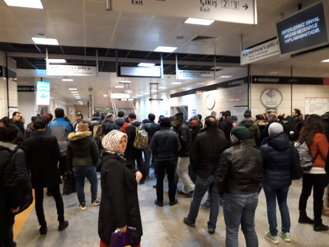 Marmaray Seferleri Durdu, Yolcular Geri Dönüyor