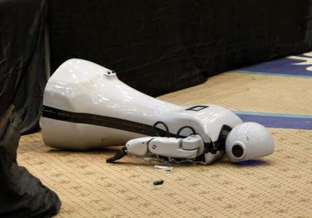 Sahnede Dans Etmesi Beklenirken Düşerek Parçalanan Robotun Uğradığı Kazanın Nedeni Belli Oldu