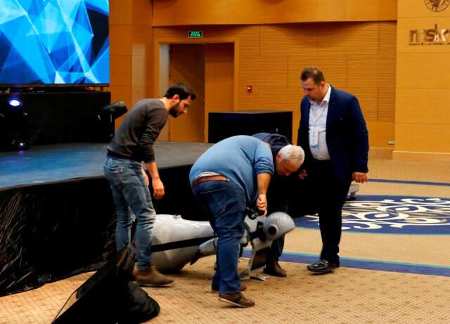 Sahneden Düşerek Parçalanan Robot, Kendine Gelir Gelmez Konyaspor'u Sordu