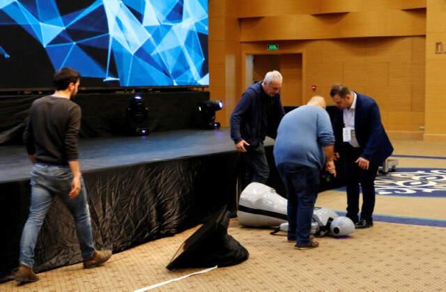 Sahneden Düşerek Parçalanan Robot, Kendine Gelir Gelmez Konyaspor'u Sordu