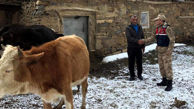 Çiftçi, jandarmaya sarılarak teşekkür etti