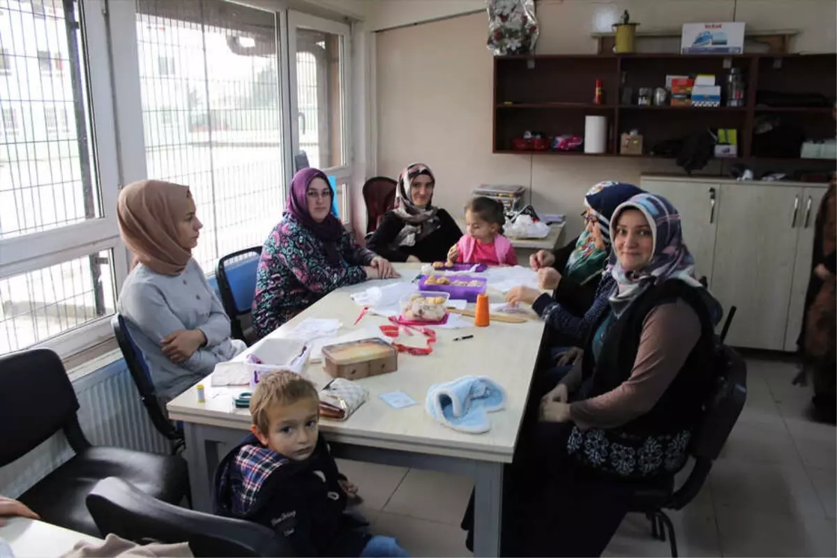 Kadın Kursiyerler 30 Farklı Branşta El Sanatı Öğreniyor