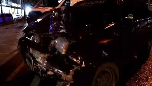 Otomobil, Ambulansa Çarptı: 1 Yaralı Otomobil, Ambulansa Çarptı: 1 Yaralı