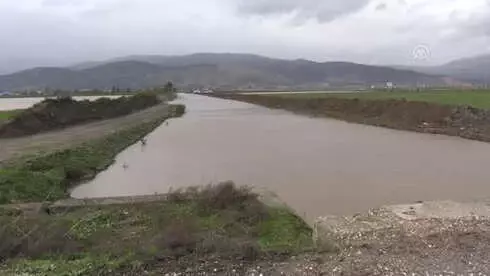 Yağmur Sularının Altında Kalan Tarlasını Kayıkla Gezdi Yağmur Sularının Altında Kalan Tarlasını Kayıkla Gezdi