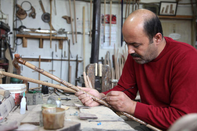 30 Yıllık Bastoncunun Koç, Sığır ve Manda Boynuzlarını İşleyerek Yaptığı Selçuklu Motifli Bastonlar Kapış Kapış Satılıyor