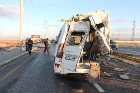 Aksaray'da İşçi Servisleri Çarpıştı: 17 Yaralı Aksaray'da İşçi Servisleri Çarpıştı: 17 Yaralı