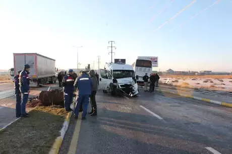 Aksaray'da İşçi Servisleri Çarpıştı: 17 Yaralı Aksaray'da İşçi Servisleri Çarpıştı: 17 Yaralı