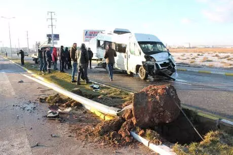Aksaray'da İşçi Servisleri Çarpıştı: 17 Yaralı Aksaray'da İşçi Servisleri Çarpıştı: 17 Yaralı