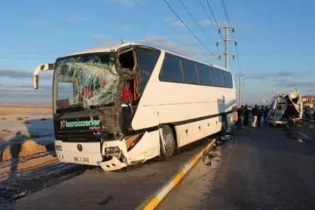 Aksaray'da İşçi Servisleri Çarpıştı: 17 Yaralı Aksaray'da İşçi Servisleri Çarpıştı: 17 Yaralı