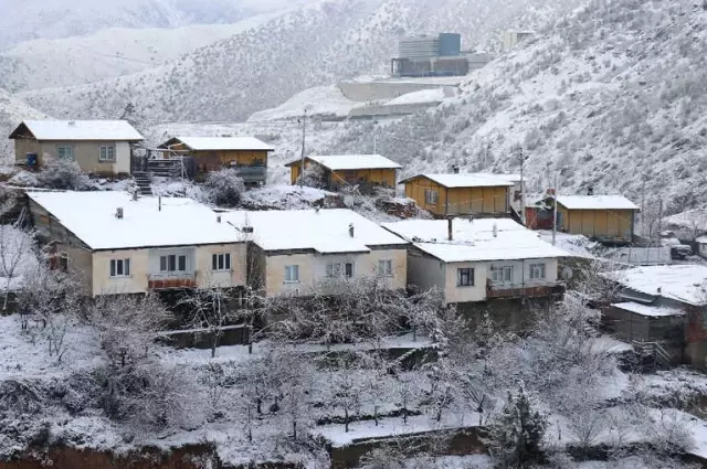 Gümüşhane'de Kar Yağışı Etkili Oldu Gümüşhane'de Kar Yağışı Etkili Oldu