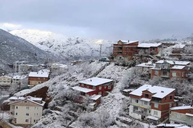 Gümüşhane'de Kar Yağışı Etkili Oldu Gümüşhane'de Kar Yağışı Etkili Oldu