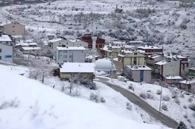 Gümüşhane'de Kar Yağışı Etkili Oldu Gümüşhane'de Kar Yağışı Etkili Oldu