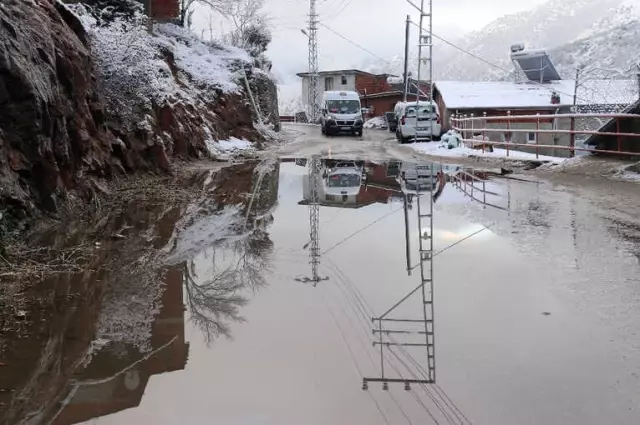 Gümüşhane'de Kar Yağışı Etkili Oldu Gümüşhane'de Kar Yağışı Etkili Oldu
