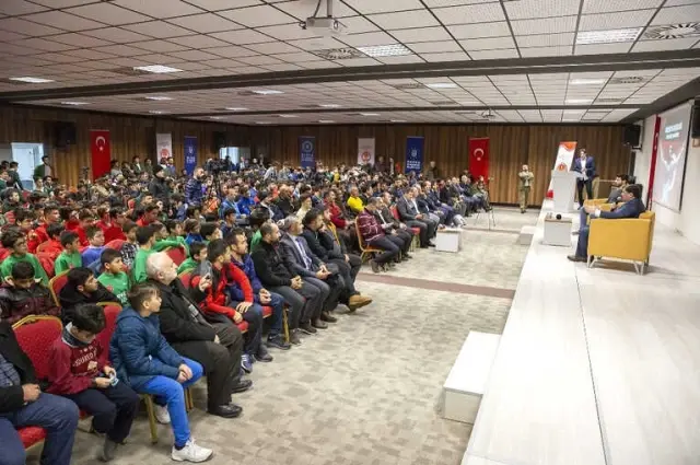 Son Şampiyon Gençlerle Buluştu Son Şampiyon Gençlerle Buluştu