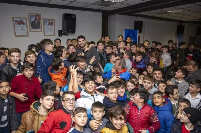 Son Şampiyon Gençlerle Buluştu Son Şampiyon Gençlerle Buluştu