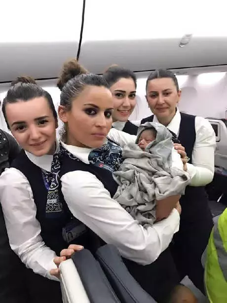 Türk Hava Sahası veya Türk Uçağında 6'ıncı Doğum Oldu Türk Hava Sahası veya Türk Uçağında 6'ıncı Doğum Oldu