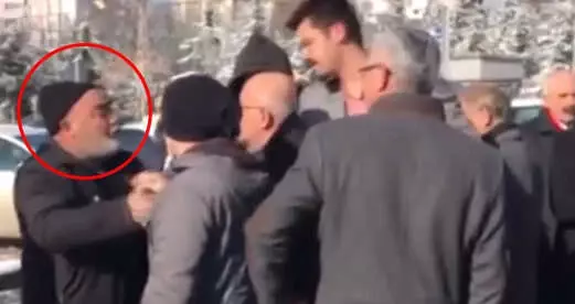 Açıklama Yapan CHP Heyeti ile Vatandaşlar Arasında Tartışma Çıktı Açıklama Yapan CHP Heyeti ile Vatandaşlar Arasında Tartışma Çıktı