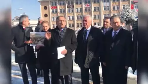 Açıklama Yapan CHP Heyeti ile Vatandaşlar Arasında Tartışma Çıktı Açıklama Yapan CHP Heyeti ile Vatandaşlar Arasında Tartışma Çıktı