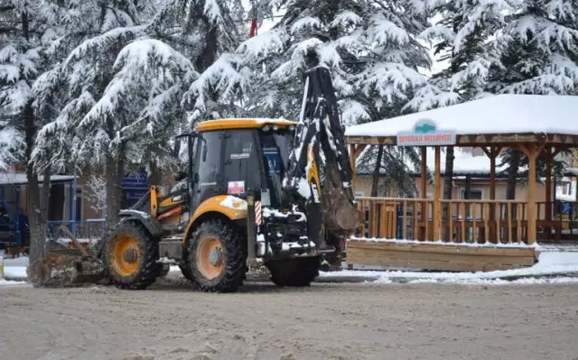 Seyitgazi Belesiyesinden Karla Mücadele Seyitgazi Belesiyesinden Karla Mücadele