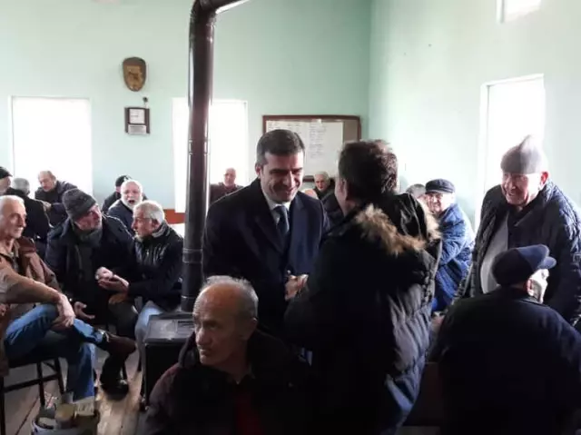 Yukarı Mahalle Halkı Başkan Yemenici'yi Bağrına Bastı Yukarı Mahalle Halkı Başkan Yemenici'yi Bağrına Bastı