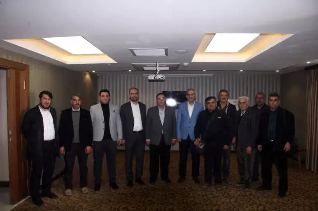 Ak Partililer Basın Mensuplarıyla Bir Araya Geldi Ak Partililer Basın Mensuplarıyla Bir Araya Geldi