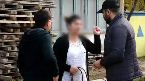 Eşi Tarafından Darbedildiğini Öne Süren Kadın Kuaföre Sığındı Eşi Tarafından Darbedildiğini Öne Süren Kadın Kuaföre Sığındı