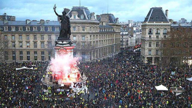 Macron'un Vaatleri İşe Yaramadı! Sarı Yelekliler'in Gösterisi Öncesinde 25 Eylemci Gözaltına Alındı