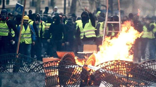 Macron'un Vaatleri İşe Yaramadı! Sarı Yelekliler'in Gösterisi Öncesinde 25 Eylemci Gözaltına Alındı