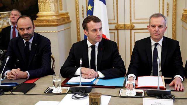 Macron'un Vaatleri İşe Yaramadı! Sarı Yelekliler'in Gösterisi Öncesinde 25 Eylemci Gözaltına Alındı
